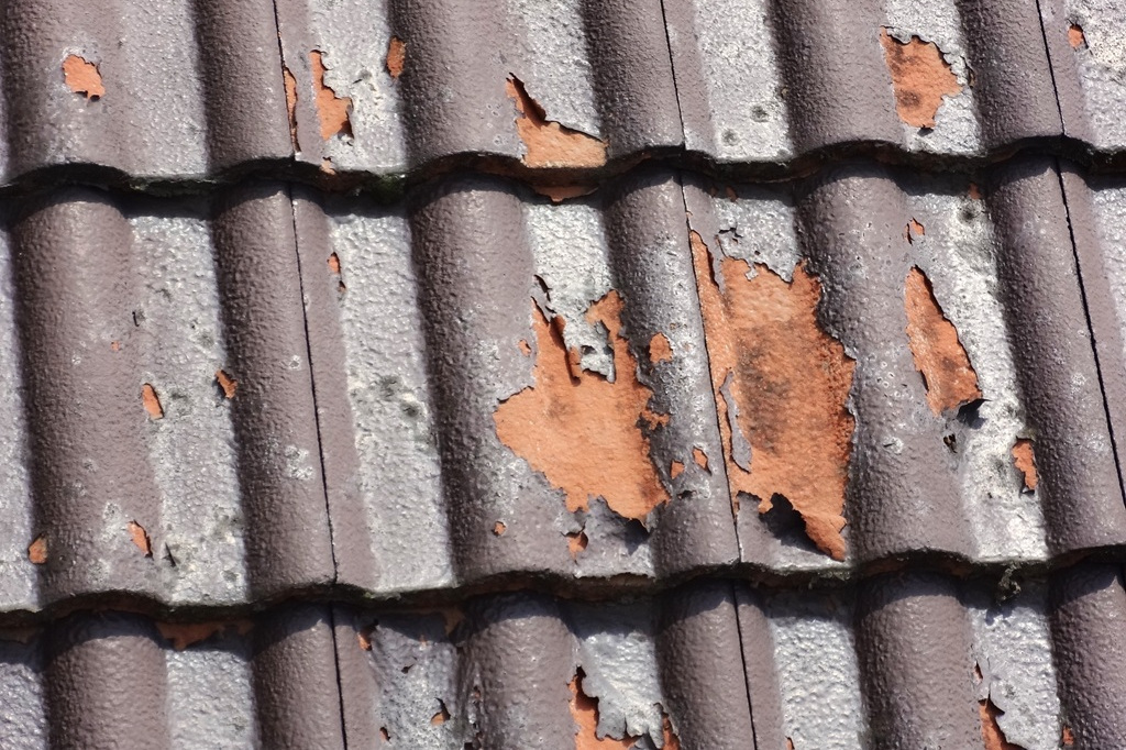 モ二エル瓦の塗膜剥離